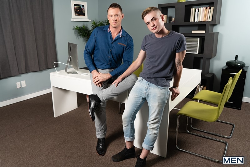 Hot-muscle-dude-Pierce-Paris-rims-young-twink-Cassidy-Clyde-tight-hole-fucks-office-Men-003-Gay-Porn-Pics